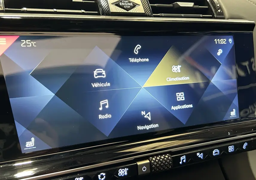 Écran tactile central du DS7 Crossback 2022 en mode climatisation, avec commandes digitales et bouton Start/Stop visible.