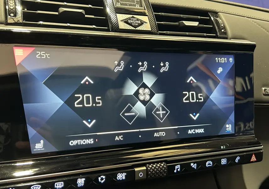 Écran tactile central du DS7 Crossback 2022 affichant la climatisation à 20,5°C avec commandes tactiles et finition noire brillante.
