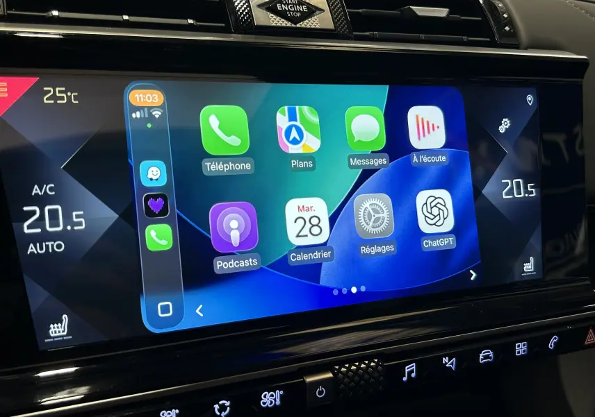 Écran tactile central du DS7 Crossback 2022 montrant l’interface Apple CarPlay avec applications et commandes climatisation.
