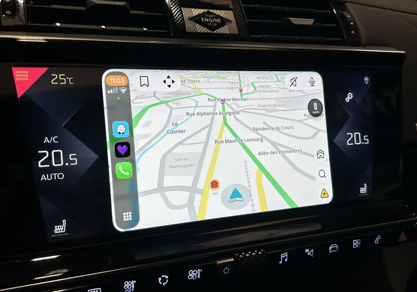 Écran central tactile du DS7 Crossback 2022 montrant la navigation GPS et la climatisation réglée à 20,5°C.