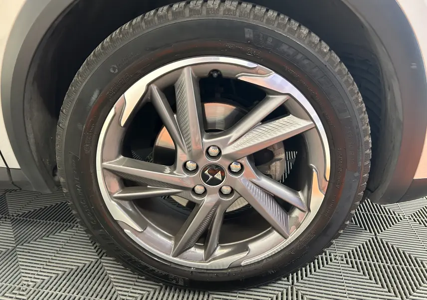 Gros plan sur la jante alliage grise et le pneu Michelin du DS7 Crossback bleu cristal, côté gauche avant.