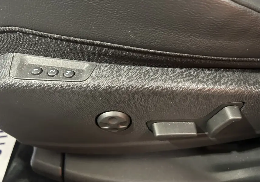 Détail des commandes de réglage électrique du siège conducteur en cuir noir du DS7 Crossback 2022.