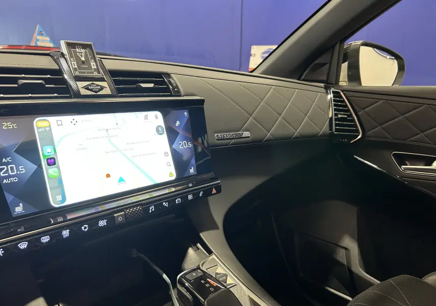 Vue intérieure côté passager du DS7 Crossback 2022, tableau de bord cuir matelassé et écran tactile avec horloge analogique.