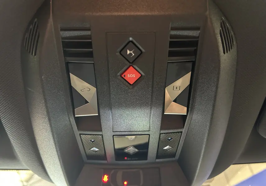 Vue en gros plan du plafonnier intérieur du DS7 Crossback avec boutons SOS et commandes d’éclairage intégrées.