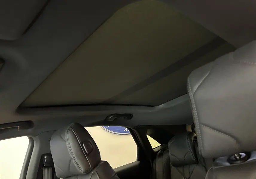 Vue intérieure du toit panoramique et des sièges en cuir noir du DS7 Crossback 2022 version RIVOLI suréquipée.