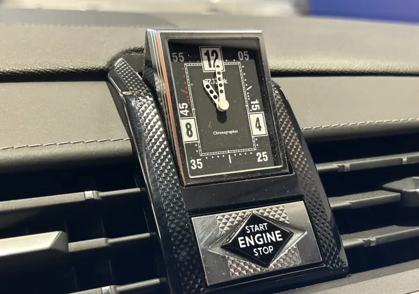 Gros plan sur l'horloge analogique et le bouton Start Engine Stop du tableau de bord noir du DS7 Crossback 2022.