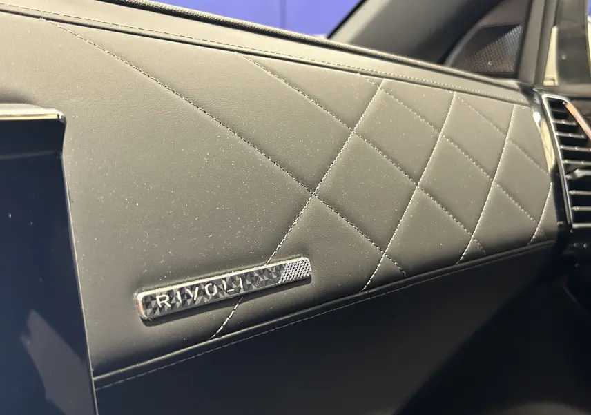 Détail intérieur du tableau de bord en cuir matelassé noir avec logo RIVOLI sur DS7 Crossback 2022.