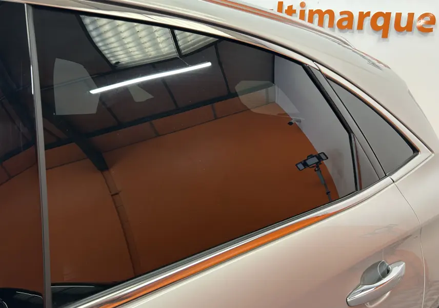 Détail de la vitre arrière côté droit du DS7 Crossback 2022 couleur Cristal Pearl avec poignée de porte chromée.