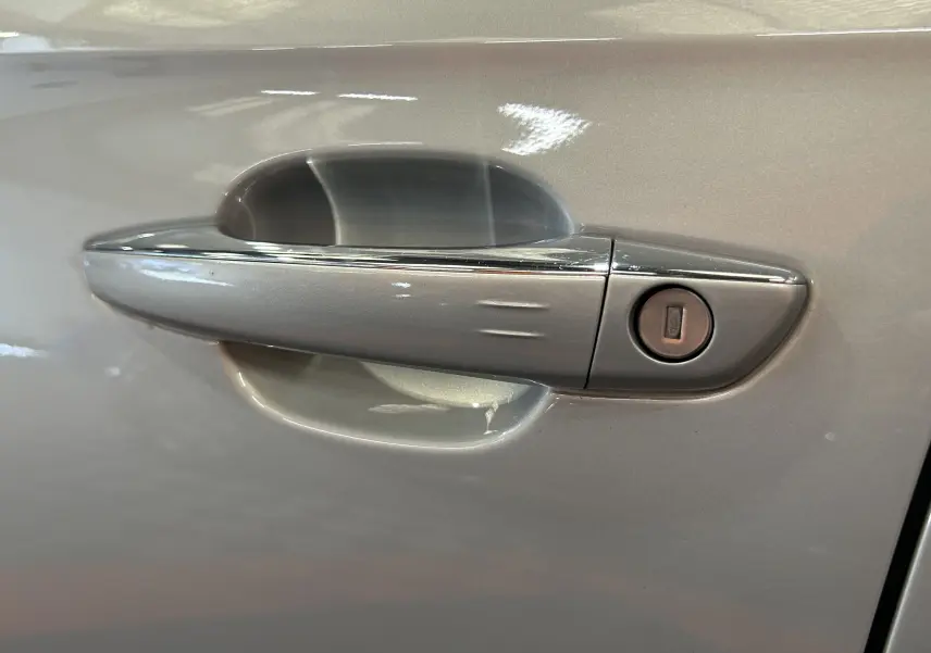 Poignée de porte avant droite couleur cristal pearl sur DS7 Crossback 2022, finition suréquipée avec serrure intégrée.
