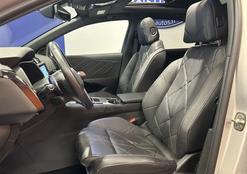 Vue intérieure côté conducteur du DS7 Crossback 2022, sièges cuir noir matelassé et tableau de bord élégant.