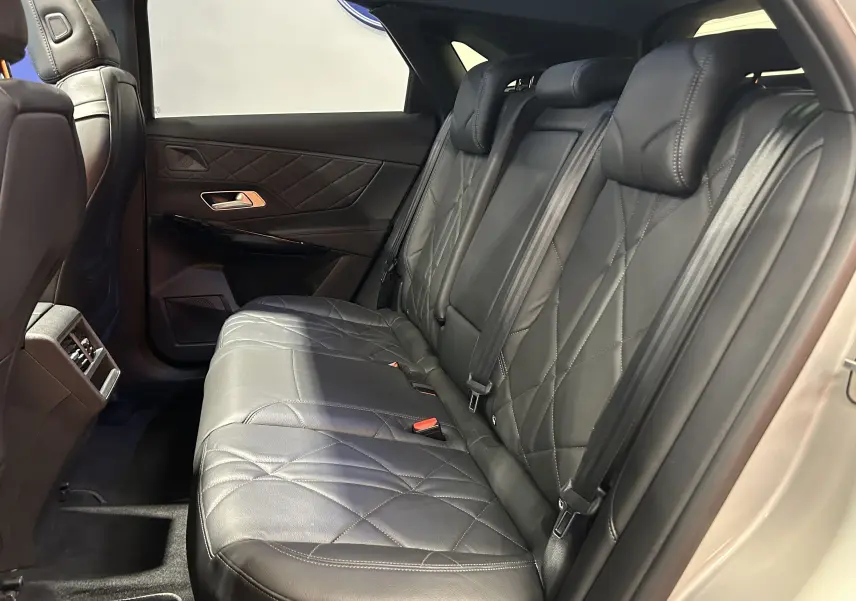 Vue intérieure côté droit des sièges arrière en cuir noir matelassé du DS7 Crossback 2022 couleur Cristal Pearl.