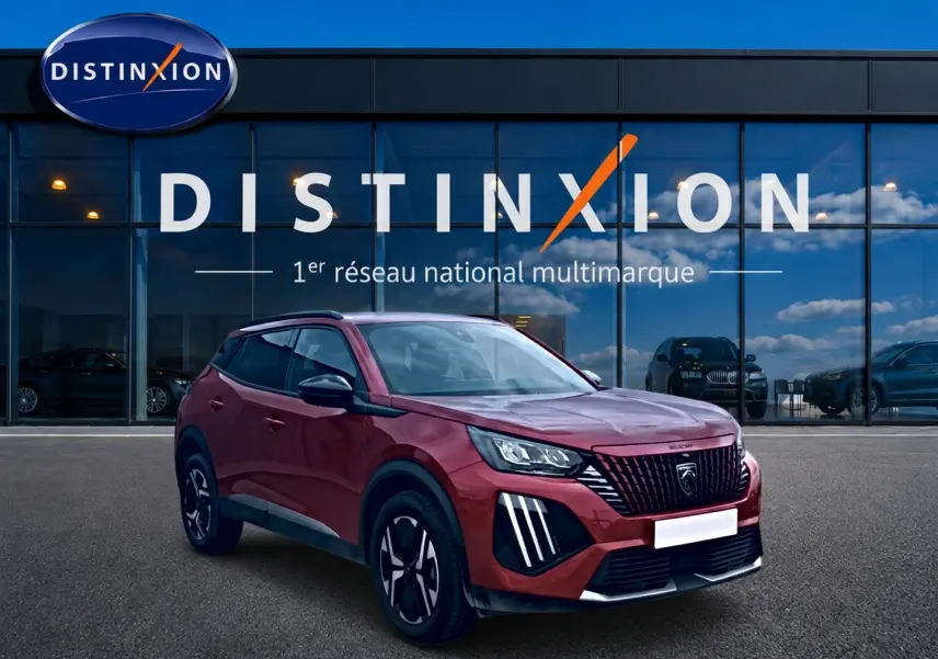 Peugeot 2008 rouge elixir en 3/4 avant droit, avec calandre noire distinctive et jantes alu bicolores.