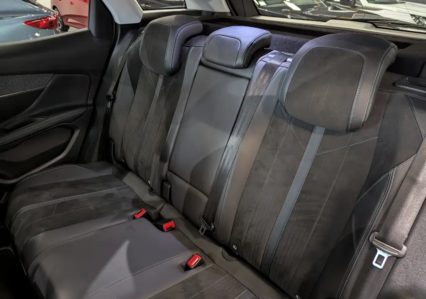 Vue intérieure des sièges arrière en cuir noir avec surpiqûres bleues du Peugeot 3008 Crossway 2018.