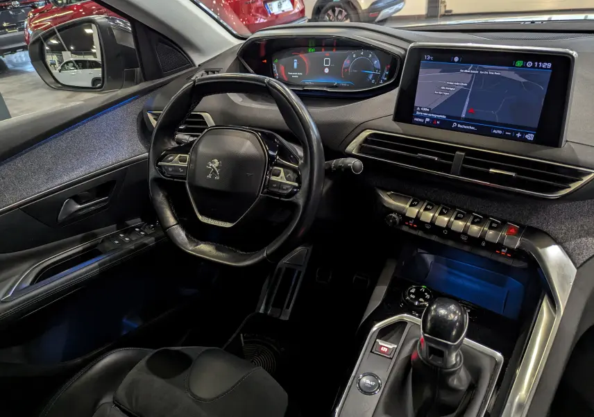 Vue intérieure du poste de conduite du Peugeot 3008 Crossway 2018, volant compact et écran tactile avec navigation.