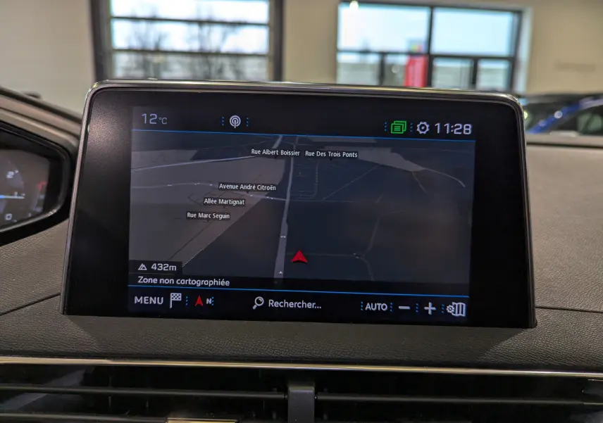 Écran tactile du système de navigation du Peugeot 3008 2018 affichant une carte avec itinéraire et température extérieure.