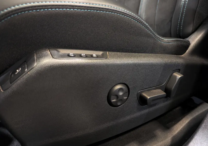 Réglages électriques du siège avant droit en cuir noir avec surpiqûres bleues dans un Peugeot 3008 Crossway 2018.
