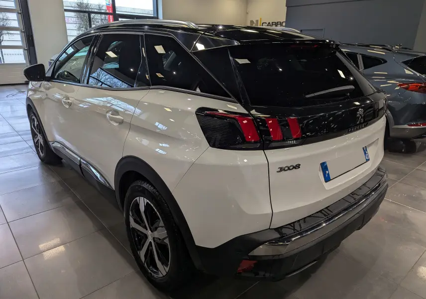 Vue 3/4 arrière droite du Peugeot 3008 blanc Glacier avec toit noir, soulignant ses feux arrière distinctifs et jantes noires.
