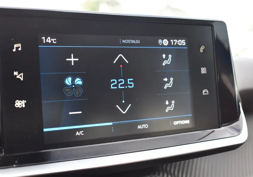 Écran tactile central du Peugeot 2008 bleu 2021 affichant la climatisation réglée à 22,5°C en mode automatique.