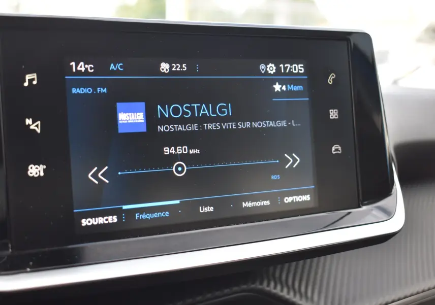 Écran tactile central du Peugeot 2008 bleu 2021 affichant la radio Nostalgie à 94,6 MHz avec commandes visibles
