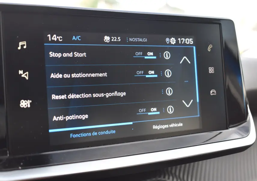 Écran tactile central du Peugeot 2008 2021 bleu, affichant les réglages d'aide à la conduite et climatisation.