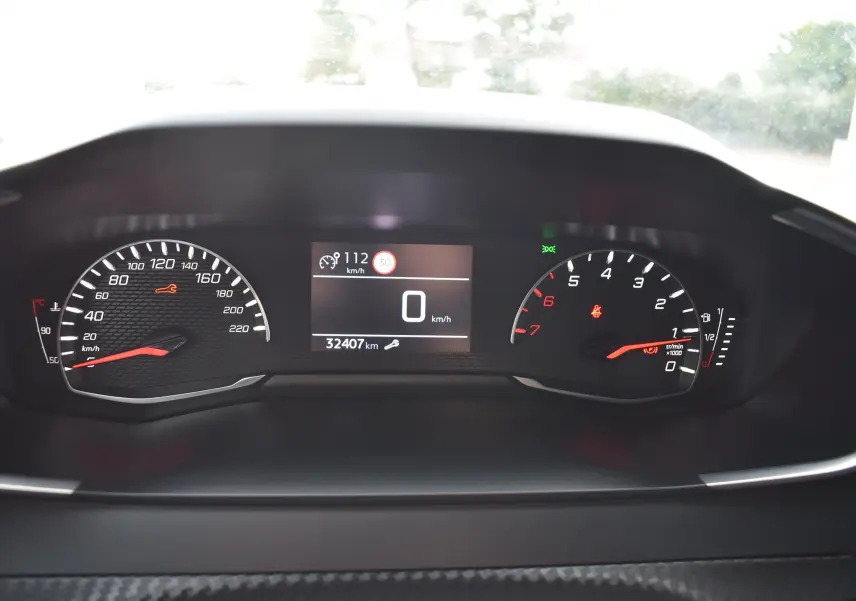 Tableau de bord du Peugeot 2008 BlueHDi 110 2021 affichant 32 407 km, vitesse à 0 km/h et compte-tours au ralenti.