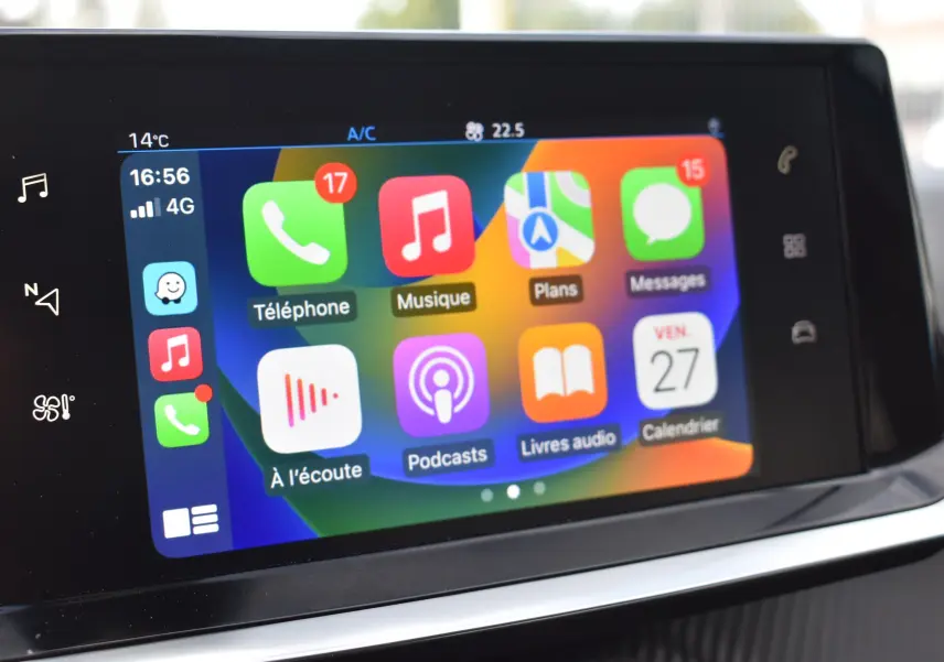 Écran tactile central du Peugeot 2008 bleu 2021 affichant les applications téléphone, musique et navigation.