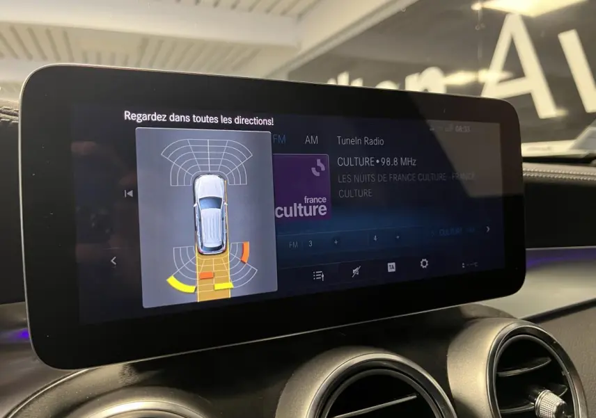 Écran multimédia du tableau de bord du Mercedes GLC 200 4MATIC 2019 affichant l'alerte de détection d'obstacles.