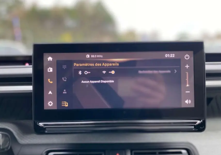 Écran tactile central affichant les paramètres Bluetooth dans l'habitacle du Citroën C3 Aircross 2025.