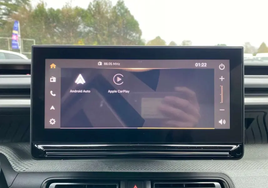 Écran tactile central de la Citroën C3 Aircross Hybride 2025 affichant Android Auto et Apple CarPlay.