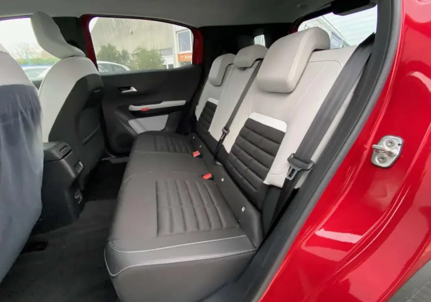Vue côté droit des sièges arrière bicolores noirs et gris du Citroën C3 Aircross Rouge Elixir 2025.