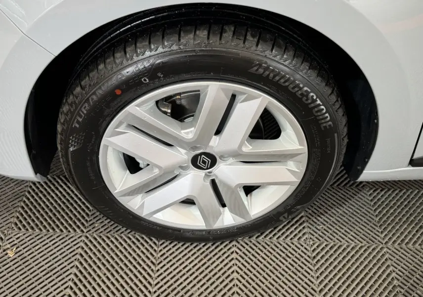 Gros plan sur la roue avant gauche gris clair de la Renault Clio Evolution Blue dCi 100 avec jante alliage et pneu Bridgestone.