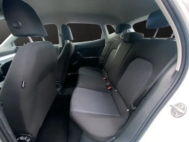 Vue intérieure côté droit montrant la banquette arrière grise de la SEAT Ibiza blanche avec vitres arrière surteintées.