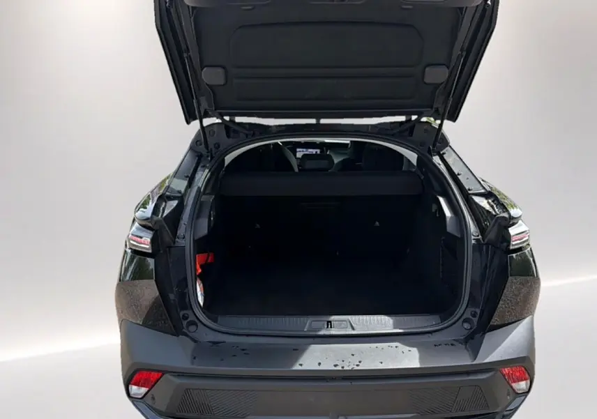Vue arrière de la Peugeot 408 Hybrid 136 allure e-dcs6 noire avec coffre ouvert montrant l’espace de chargement vide.