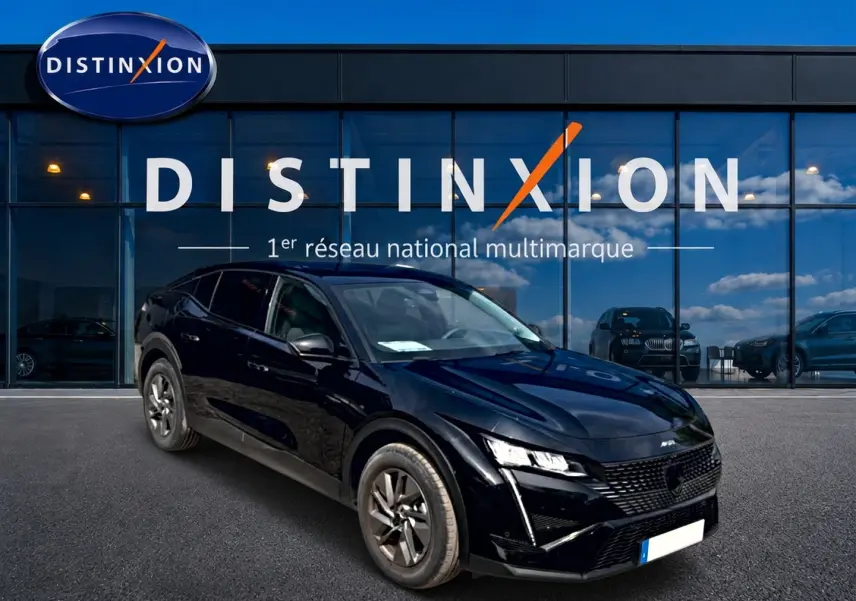 Peugeot 408 Hybrid 136 allure noir en 3/4 avant droit, avec jantes alu et vitres surteintées, devant showroom Distinxion.
