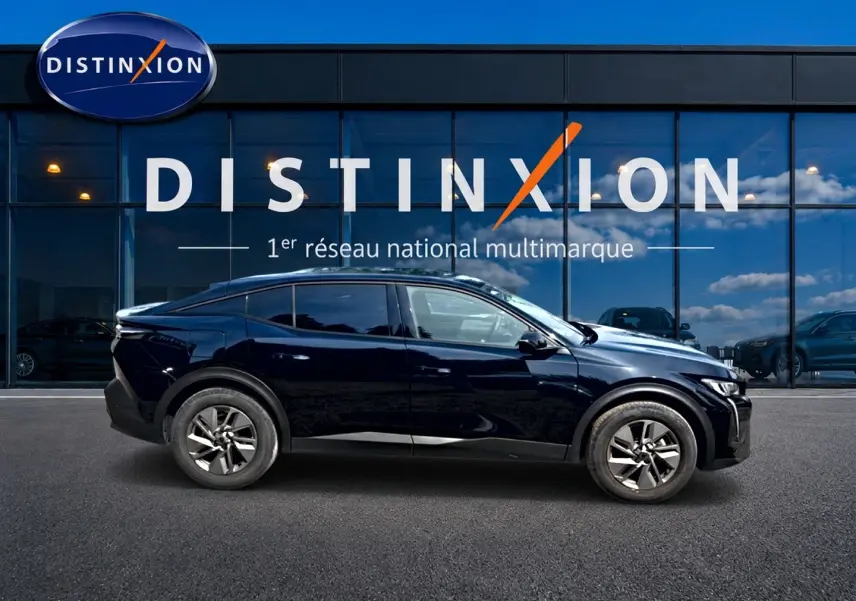 Profil droit d'une Peugeot 408 Hybrid 136 allure e-dcs6 noire, avec jantes alu, devant une vitrine Distinxion.