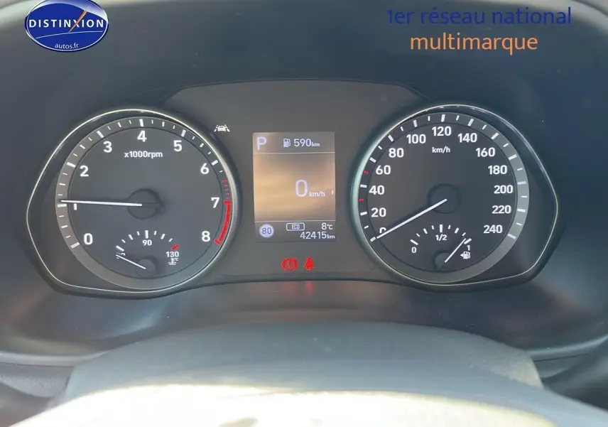Tableau de bord de Hyundai i30 2024 avec compte-tours, vitesse, jauge carburant et écran multifonction allumé