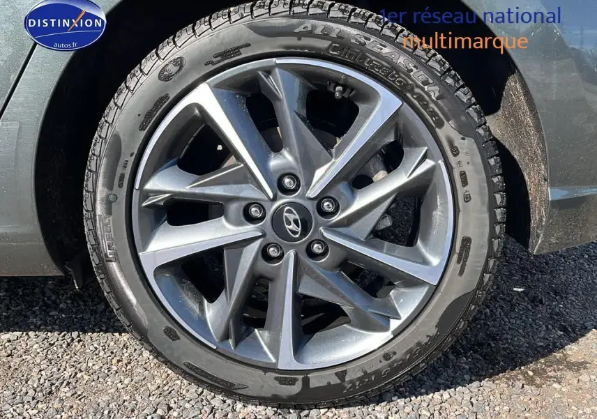 Gros plan sur la jante alu et pneu Pirelli d'une Hyundai i30 gris argent, côté avant droit du véhicule.