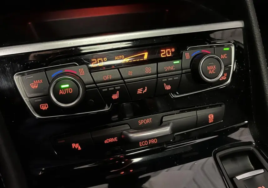 Panneau de commande de climatisation et modes de conduite BMW 225xe Active Tourer 2018 en gros plan intérieur noir brillant