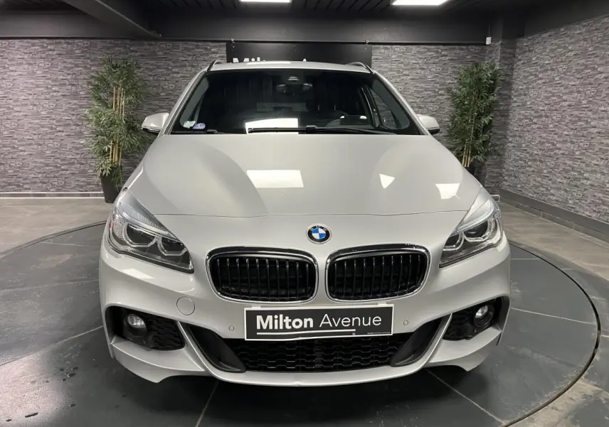 Vue frontale d'une BMW Série 2 225xe Active Tourer gris métallisé avec calandre noire et kit aérodynamique M Sport.