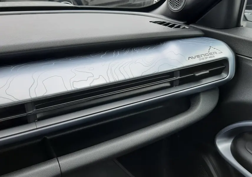 Vue intérieure côté passager du tableau de bord du Jeep Avenger 2025 avec habillage gris clair et logo Avenger One of 6205.