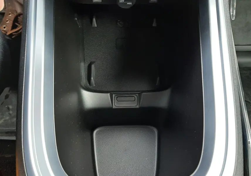 Vue plongeante sur le rangement central noir avec ports USB et prise 12V du Jeep Avenger Storm Grey 2025.