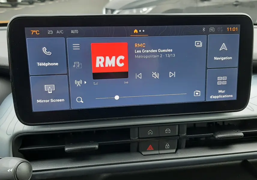 Vue intérieure du tableau de bord du Jeep Avenger 2025 avec écran tactile central affichant la radio RMC.