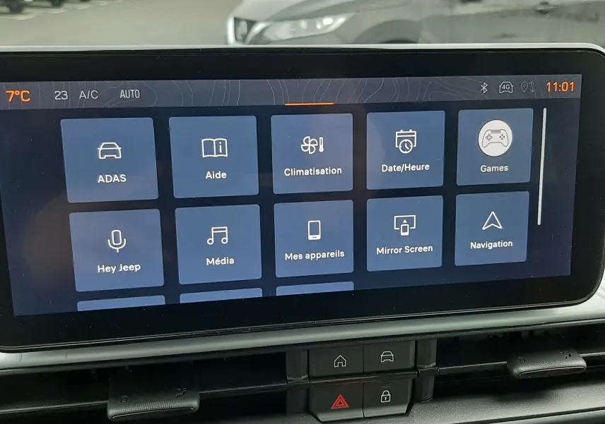 Vue intérieure centrée sur l'écran tactile du tableau de bord du Jeep Avenger 2025, avec commandes digitales visibles.