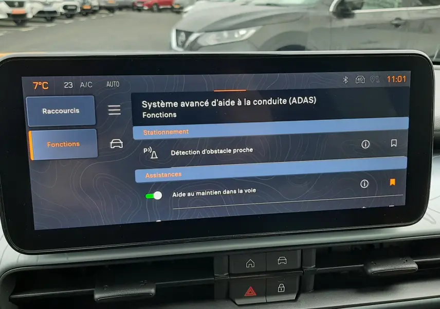 Vue intérieure du tableau de bord du Jeep Avenger 2025, écran tactile affichant les aides à la conduite.