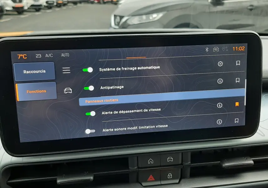 Vue intérieure centrée sur l'écran tactile du Jeep Avenger gris Storm, affichant les réglages d'assistance à la conduite.