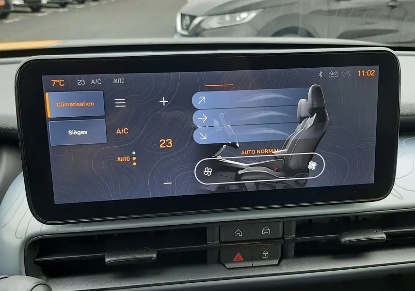 Écran tactile intérieur du Jeep Avenger 2025 affichant la climatisation et le réglage de ventilation des sièges.