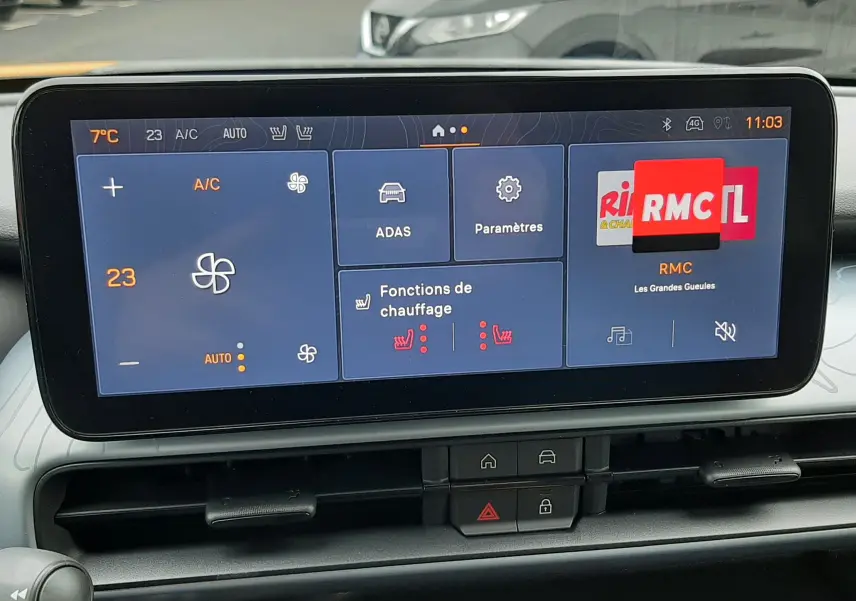 Tablette tactile centrale affichant les réglages climatisation et chauffage des sièges du Jeep Avenger 2025, intérieur gris.
