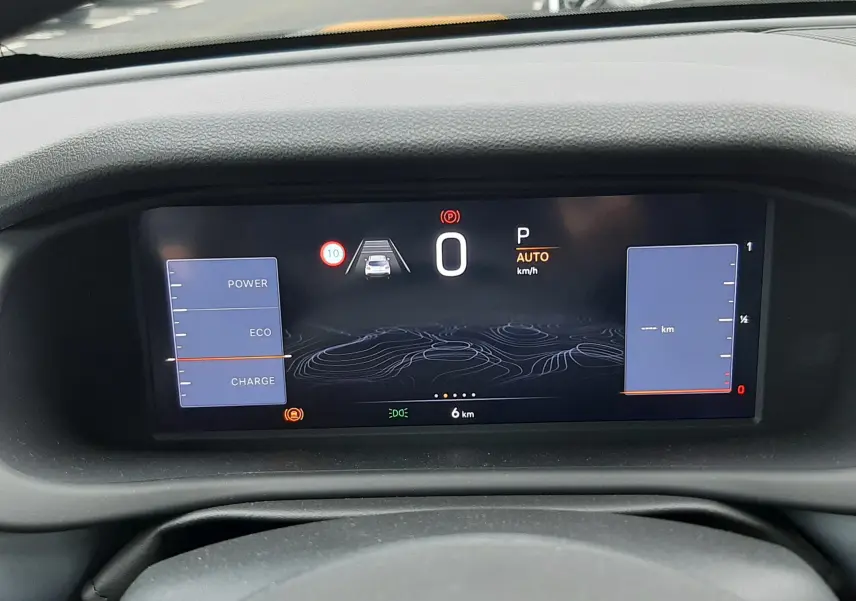 Vue de face du tableau de bord numérique du Jeep Avenger 2025, affichage de la vitesse et modes énergie visibles.
