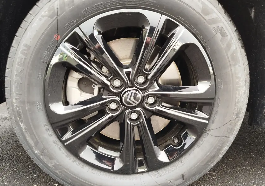 Gros plan sur la jante noire brillante d’un Citroën Berlingo 2025, mettant en valeur le logo Citroën central.