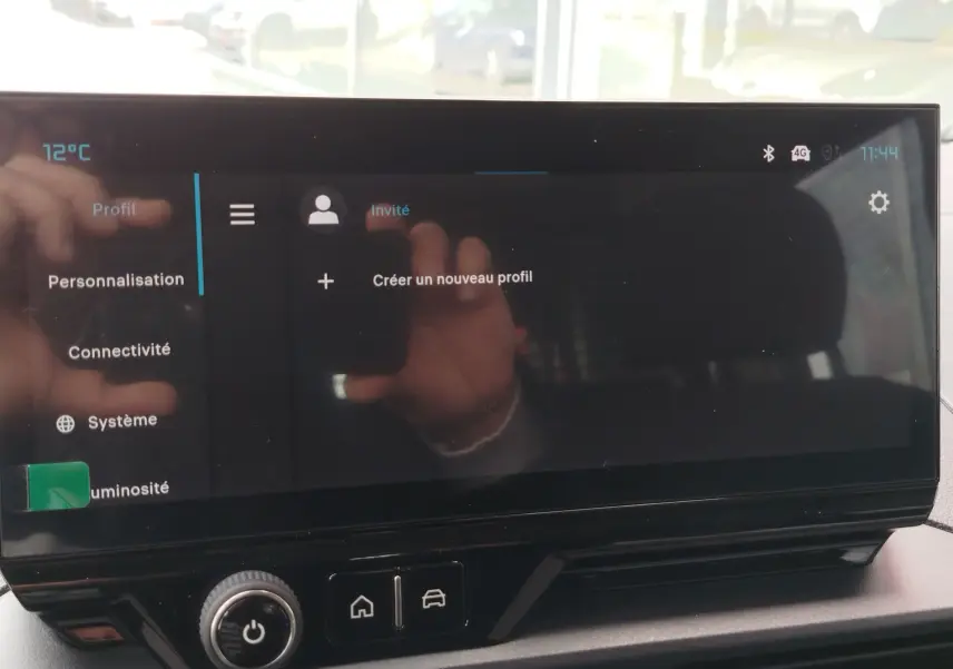 Écran tactile central du Citroën Berlingo 2025 affichant le menu de personnalisation avec reflet de main visible.
